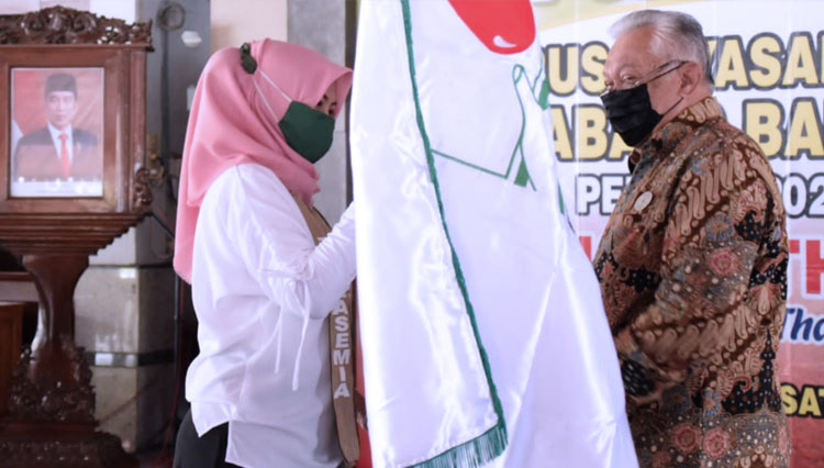 Ketua Umum Thalasemia Indonesia Pusat Ruswandi (Kanan) saat melantik Erna Husein sebagai Ketua YTI Banyumas. (FOTO: Parsito For TIMES Indonesia)