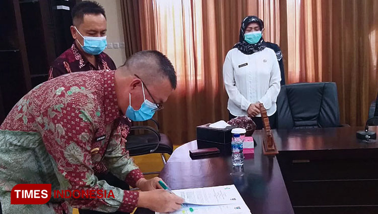 Wako tandatangani MoU bersama kementerian kesehatan, diwakili Sekjen Kementerian Kesehatan RI. (Foto: Asnadi/TIMES Indonesia) 