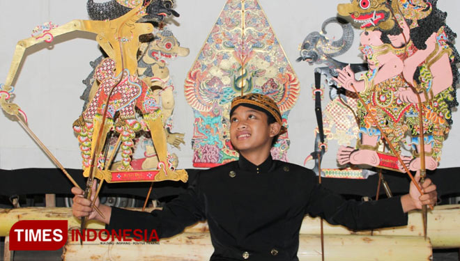 Nabil Ekri Rasfadillah Erlambang saat memainkan wayang. (Foto: Aditya Candra/TIMES Indonesia)