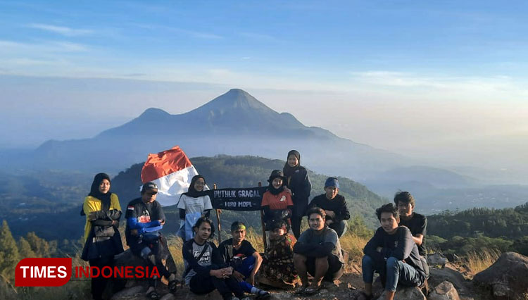 The hikers pose at Puthuk Gragal, Cembor, Pacet, Mojokerto. (PHOTO: Rohmadi/TIMES Indonesia)