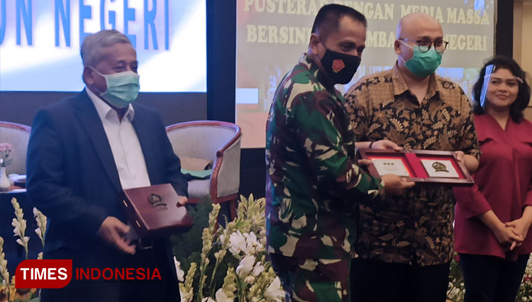 Danpusterad Letjen TNI Wisnoe Presetja Boedi foto bersama dengan nara sumber seusai acara, Rabu (18/11/2020) petang. (FOTO: Lely Yuana/TIMES Indonesia) 