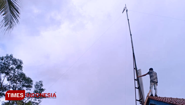 Anggota Kodim 0617/Majalengka bersama petugas telekomunikasi memasang jaringan repeater di Desa Nunuk Baru, Kecamatan Maja, Kabupaten Majalengka. (FOTO: Jaja Sumarja/TIMES Indonesia)