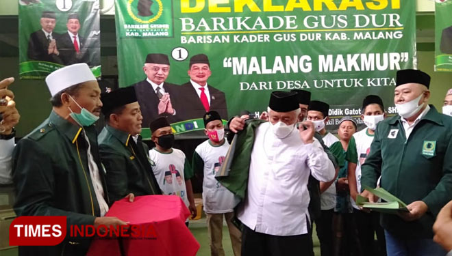 Cabup Malang Abah Sanusi saat mendapat dukungan dari Barikade Gus Dur. (Foto : Binar Gumilang / TIMES Indonesia)