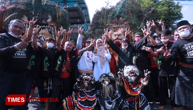 Ipuk Fiestiandani bersama paguyuban seni Jaranan Reog dan Jaranan Singo Barong di Banyuwangi. (FOTO: Agung Sedana/TIMES Indonesia)