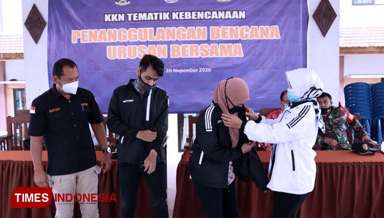 Penyematan jaket KKN Unitomo kepada mahasiswa sebagai simbolis dibukanya KKN Unitomo, Jumat (20/11/2020). (FOTO: Khusnul Hasana/TIMES Indonesia)