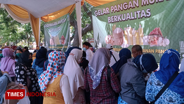 Tampak warga dan ASN berkerumun berebut pangan murah dalam bazar yang diselenggarakan Dinas Pertanian dan Ketahanan Pangan Provinsi Jawa Timur dan Pemkab Bondowoso (FOTO: Moh Bahri/TIMES Indonesia)