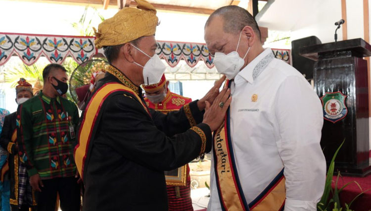  LaNyalla saat mengunjungi Kabupaten Bombana dan mendapat gelar kehormatan Mbue La Somba Sangia Tontontari, Jumat (20/11/2020). (Dok.Humas DPD RI) 