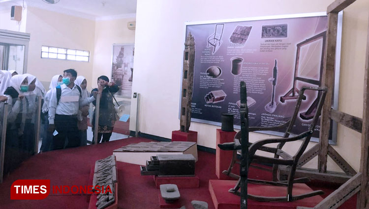 Sekelompok pelajar saat berkunjung ke Museum Sunan Drajat Lamongan. (FOTO: Disparbud Lamongan for TIMES Indonesia)