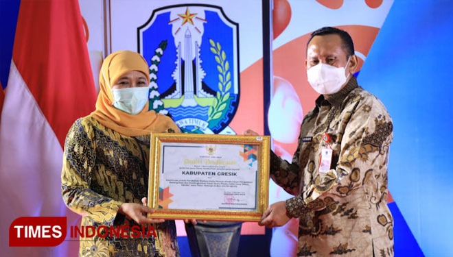 Pejabat Sekda Gresik saat menerima penghargaan dari Gubernur Khofifah Indar Parawansa (Foto: Humas Pemkab Gresik for TIMES Indonesia).