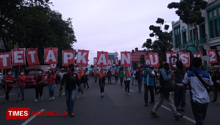 Buruh saat melakukan aksi di depan kantor Gubernur Jatim, Kamis (20/11/2020). (Foto: Khusnul Hasana/TIMES Indonesia)