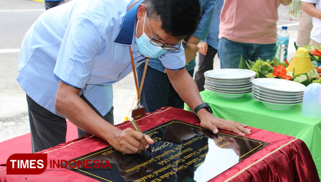 Penandatanganan prasasti peresmian kantor utama Pertamina Fuel Madiun oleh EGM MOR V Jatim Balinus C.D Sasongko. (Foto: Aditya Candra/TIMES Indonesia)