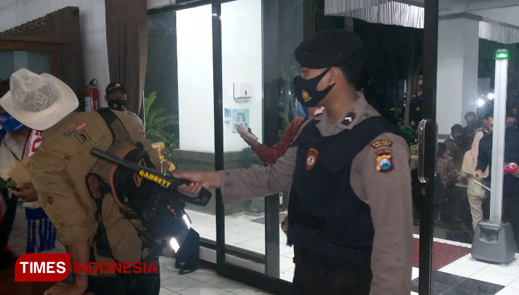 Petugas Polres Malang menggunakan Metal Detektor saat mengecek barang bawaan di debat II. (Foto : Binar Gumilang / TIMES Indonesia)