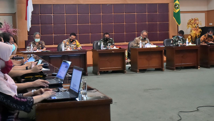 Rapat Evaluasi PSBB Pra-AKB Satgas Covid-19 Kabupaten Bogor di gedung Setda Kabupaten Bogor, Jumat (20/11). (Foto: Diskominfo Kabupaten Bogor) 