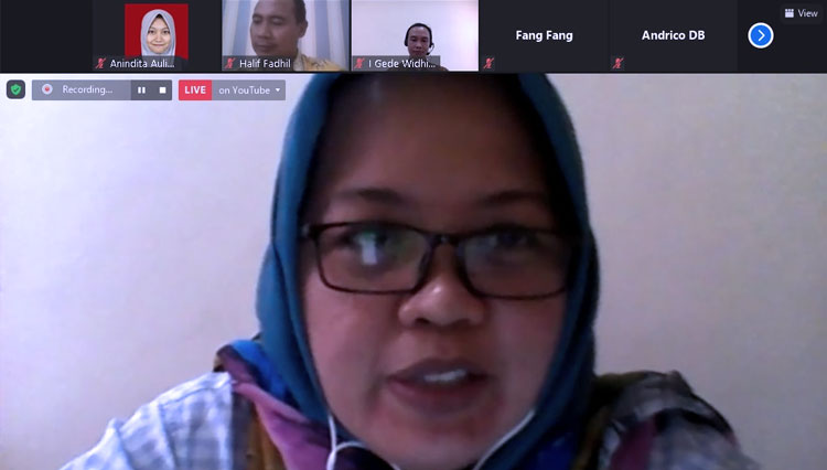 Amira Paripurna, peneliti Pusat Studi HAM Unair Surabaya dalam webinar Raperpres penanganan terorisme. (FOTO: tangkapan layar webinar) 