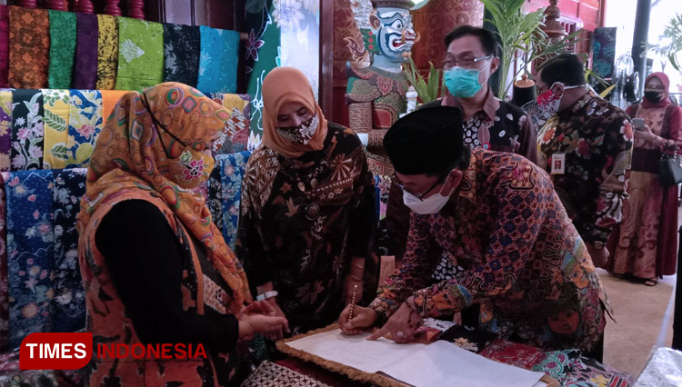 Wali Kota Malang Sutiaji didampingi Kepala KPw BI Malang Azka Subhan saat berkunjung ke stand UMKM. (FOTO: Naufal Ardiansyah/TIMES Indonesia)