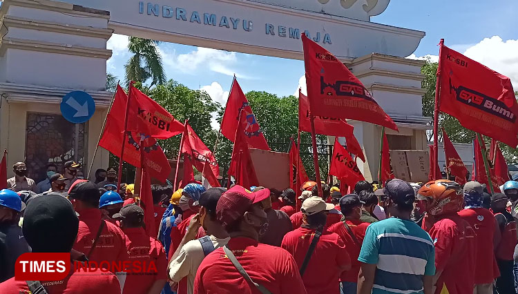 Para buruh yang melakukan aksi unjuk rasa di depan Pendopo Kabupaten Indramayu.(Foto: Muhamad Jupri/TIMES Indonesia)