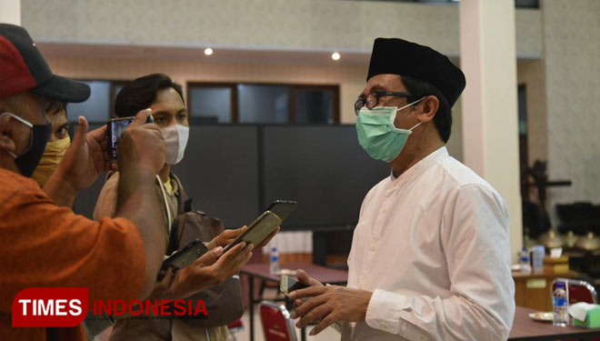 Pelaksana Tugas (Plt) Bupati Jember KH Abdul Muqit Arief saat diwawancarai wartawan tentang sanksi administratif operasi yustisi. (Foto: Diskominfo Jember for TIMES Indonesia)