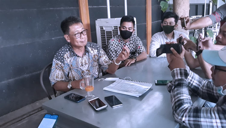 Kuasa Hukum Zulkifli Chalik, Abdul Wahab menjelaskan duduk perkara perkembangan sengketa KSU Mitra Perkasa. (FOTO: Elia for TIMES Indonesia)