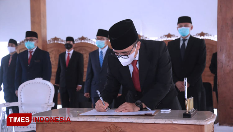 Bupati Banyuwangi Abdullah Azwar Anas saat menandatangani KUA-PPAS (Foto : Rizki Alfian/TIMESIndonesia)