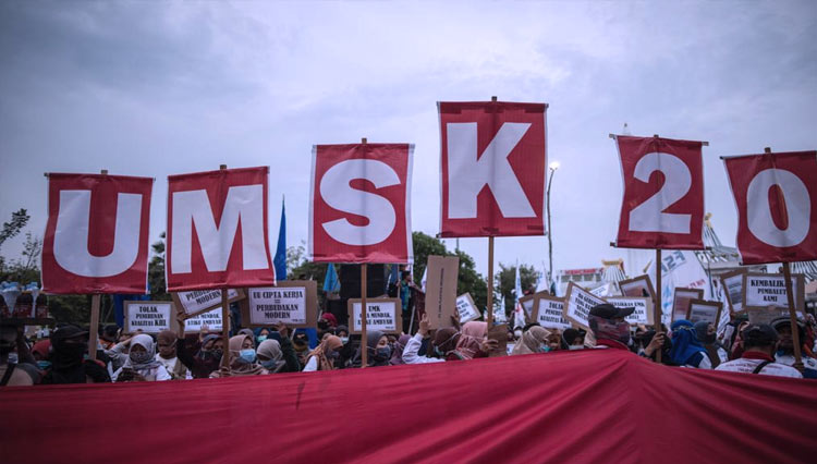 Demo buruh menuntut kenaikan UMK di depan Grahadi pada Kamis (19/11/2020). (FOTO: Dok. Humas Pemprov Jatim) 