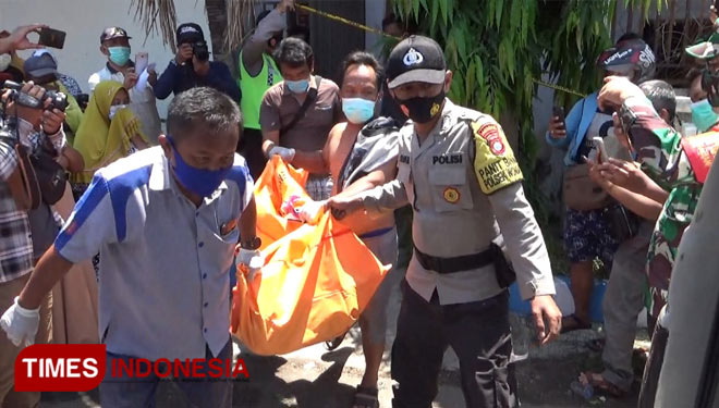Evakuasi jasad korban oleh tim identifikasi Polresta Probolinggo. (FOTO: Happy/TIMES Indonesia)