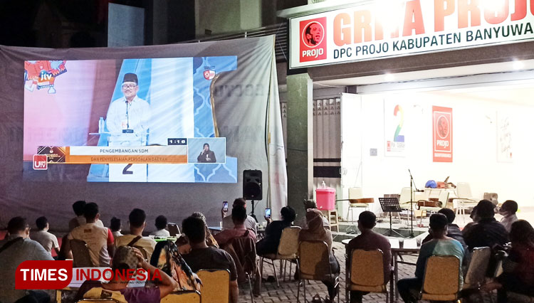 Nobar debat Calon Wakil Bupati Banyuwangi di halaman Griya PROJO Banyuwangi. (FOTO: Agung Sedana/ TIMES Indonesia)