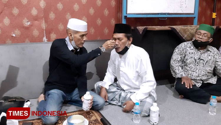 Habib Hasan Mulachela meminumkan Probiotik PRO EM-1 kepada Imam Masjid Agung Surakarta KH. Muhtarom di kantor yayasan setempat, Sabtu sore (21/11/2020). (foto: Muhamad Shidiq/TIMES Indonesia)