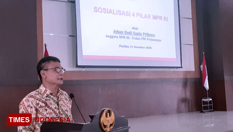 Anggota MPR RI, Johan Budi sapto Pribowo saat memaparkan sosialisasi Empat Pilar MPR RI di Pacitan (Foto: Rojihan/TIMES Indonesia)