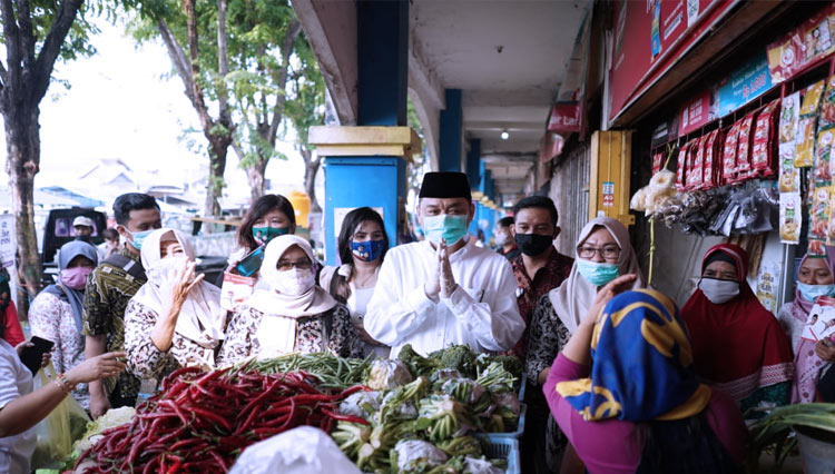 Calon Bupati (Cabup) Kelana Aprillianto melakukan kunjungan ke pasar Larangan Candi Sidoarjo untuk menyapa para pedagang dan pengunjung paaar tradisional di Kota Sidoarjo itu, Sabtu (21/11/2020). (Foto: dokumen Kelana Aprilianto)