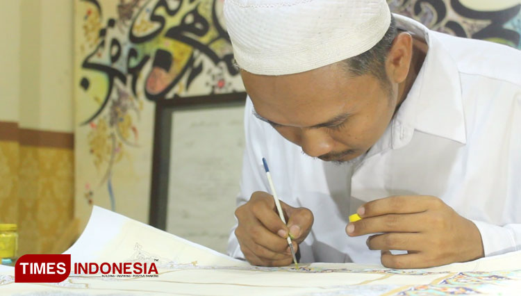 Proses pembuatan karya Lomba Nasional Iluminasi Mushaf Al-Qur'an beserta karyanya. (Foto: Zainul Mujib for TIMES Indonesia )