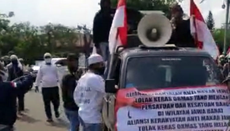 Massa FPI melakukan kekerasan dan intimidasi kepada pendemo toka Rizieq Shihab diKarang, Jawa Barat, Sabtu (21/11/20). (FOTO: Capture video)