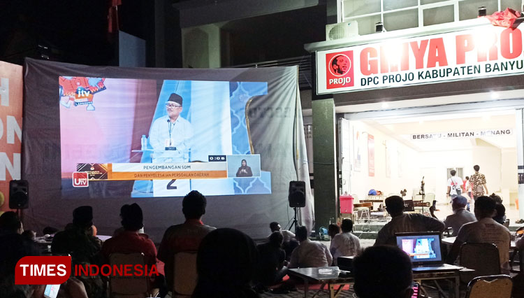 Nonton bareng debat terbuka Cawabup Sugirah di Griya PROJO Banyuwangi. (FOTO: Agung Sedana/ TIMES Indonesia)