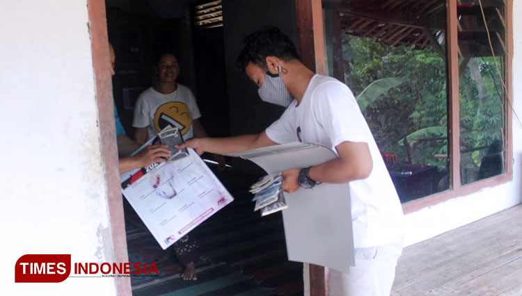 Bocahe Mas Dhito Bagikan Alat Peraga Kampanye pada Warga. (FOTO: AJP TIMES Indonesia)