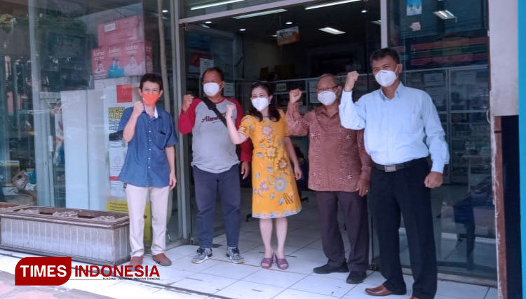 Pemilik grup Pasuketan kembali membuka apotek setelah mendapatkan rekomendasi dari Dinkes kota Cirebon (Foto: Dede Sofiyah/Times Indonesia)