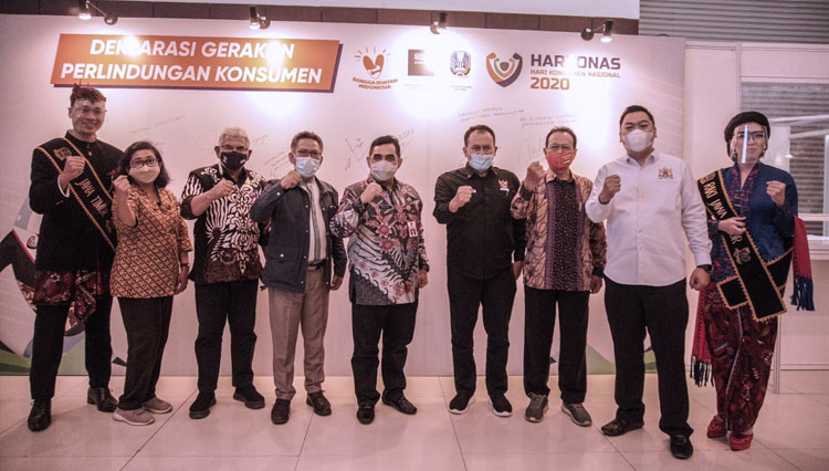 Sesi foto bersama saat pembukaan acara Perlindungan Konsumen Fest saat peringatan Hari Konsumen Nasional (Harkonas) di Grand City Surabaya, Jumat (20/11/2020). (FOTO: Dok. Pemprov Jatim) 