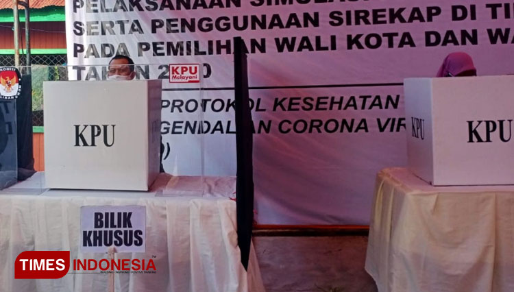Bilik khusus di TPS Kota Bontang diperuntukkan bagi pemilih yang memiliki suhu diatas 37,3 derajat. (Foto: Kusnadi/ TIMES Indonesia)