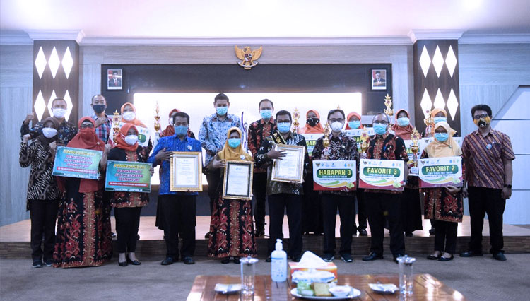 Wali Kota Kediri bersama para pemenang yang menerapkan lima pilar Sanitasi Total Berbasis Masyarakat (STBM) (Foto: Protokol dan Komunikasi Pimpinan Sekretariat Daerah Kota Kediri)