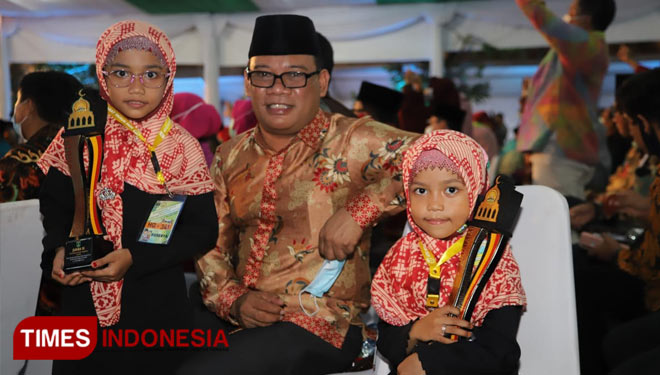 Sekprov Samsuddin A Kadir berfoto bersama dengan kafila dari Malut (foto: Chairil for TIMES Indonesia)