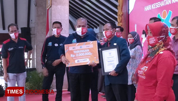 Pjs Bupati Malang, Sjaichul Ghulam saat memberikan penghargaan bidang kesehatan. (Foto: Binar Gumilang/TIMES Indonesia)