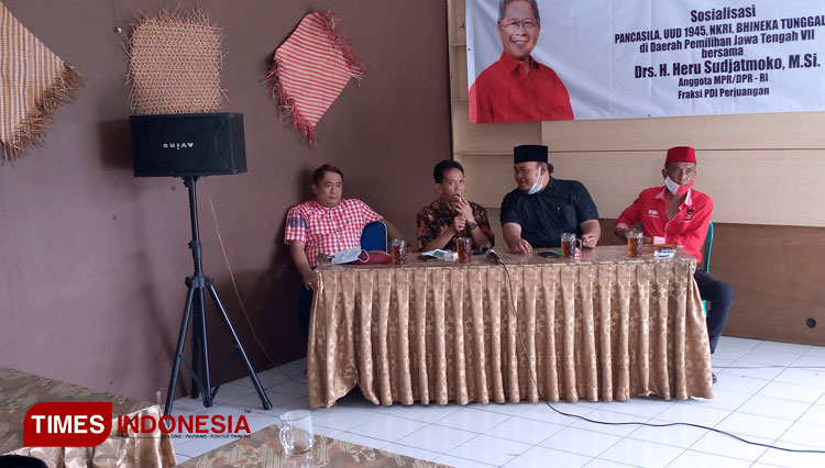 Sosial virtual Heru Sudjatmoko anggota Komisi 1 DPR RI di Rumah Makan Sari Rahayu 2 Banjarnegara.  (FOTO: Muchlas Hamidi/TIMES Indonesia)