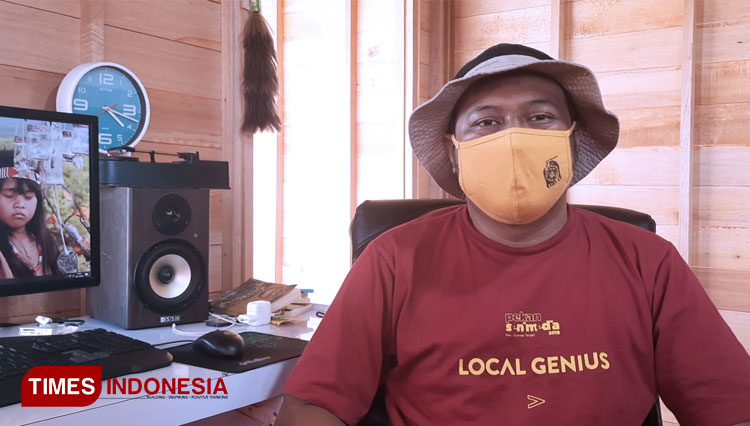 Sutradara dan Penulis Naskah Film, Yusuf Radjamuda ketika ditemui di rumah produksinya Halaman Belakang Films pada Jumat, (20/11/2020) (Foto: Anang Prasetio/TIMES Indonesia)
