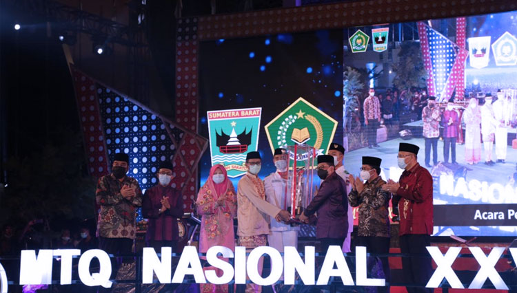Penyerahan piala juara umum MTQN ke 28 Tahun 2020 kepada Kafilah Provinsi Sumatera Barat pada Jumat (20/11) malam. (Foto: Dokumentasi Kemenag) 
