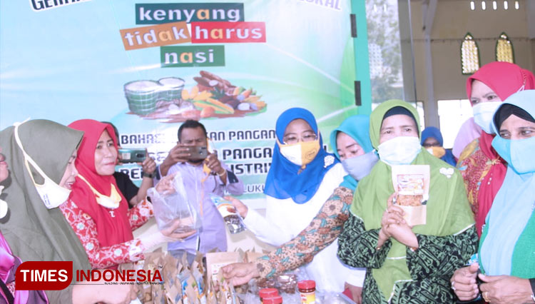 Pose bersama ketua TP PKK Malut, kadis pangan malut, kadis PPPA Malut, saat tinjau produk UMKM (foto: Wahyudi Yahya/TIMES Indonesia)