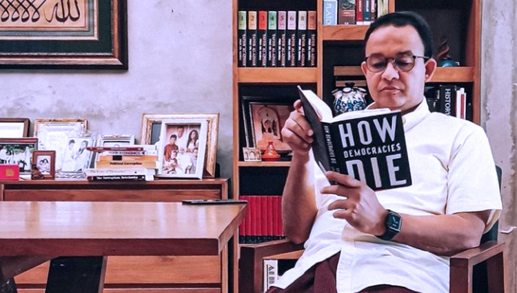 Gubernur DKI Jakarta Anies Baswedan di akun media sosialnya yang mengunggah fotonya membaca buku berjudul ‘How Democracies Die’. (FOTO: Ig Anies Baswedan)