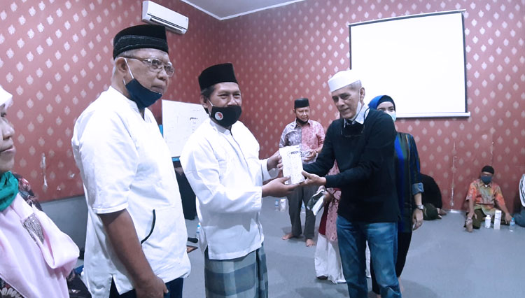 Habib Hasan Mulachela memberikan bantuan kepada pengurus, marbot, imam dna takmir Masjid Agung Surakarta.