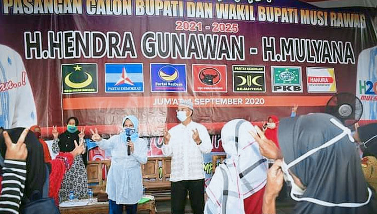 Calon Bupati Petahana Nomor Urut 2, H Hendra Gunawan bersama ibu-ibu Kecamatan BTS Ulu Kabupaten Musirawas. (Foto: Doc. Tim H2G-Mulyana) 