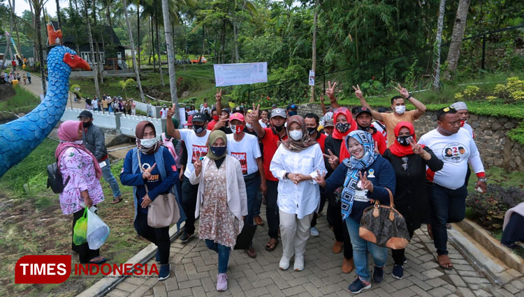 Ipuk Fiestiandani bersama pengunjung taman rekreasi di Banyuwangi. (FOTO: Agung Sedana/TIMES Indonesia)