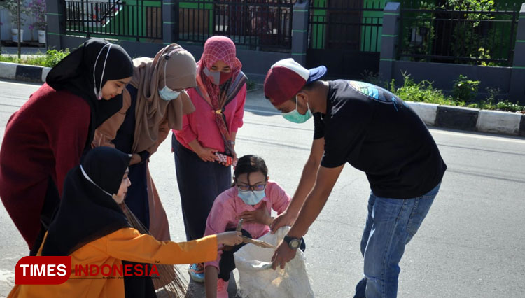 Kegiatan Jumat bersih menjadi solusi menekan kasus DBD. (Foto: Kusnadi/TIMES Indonesia)