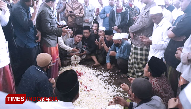 Proses pemakaman KH. Abdul Aziz Fadhal di kompleks Ponpes Nurul Hidayah, Kota Probolinggo. (Foto: Ryan/TIMES Indonesia)