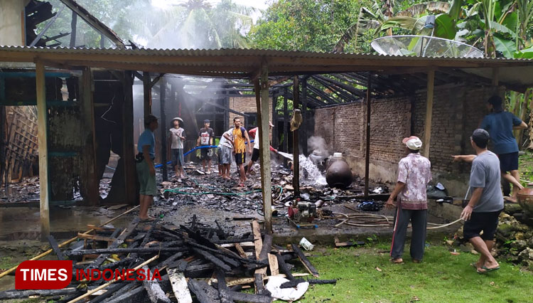 Kondisi rumah yang hangus terbakar. (FOTO: Edy Setyawan/TIMES Indonesia)